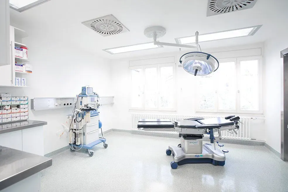 Treatment room with operating table and anaesthesia machine