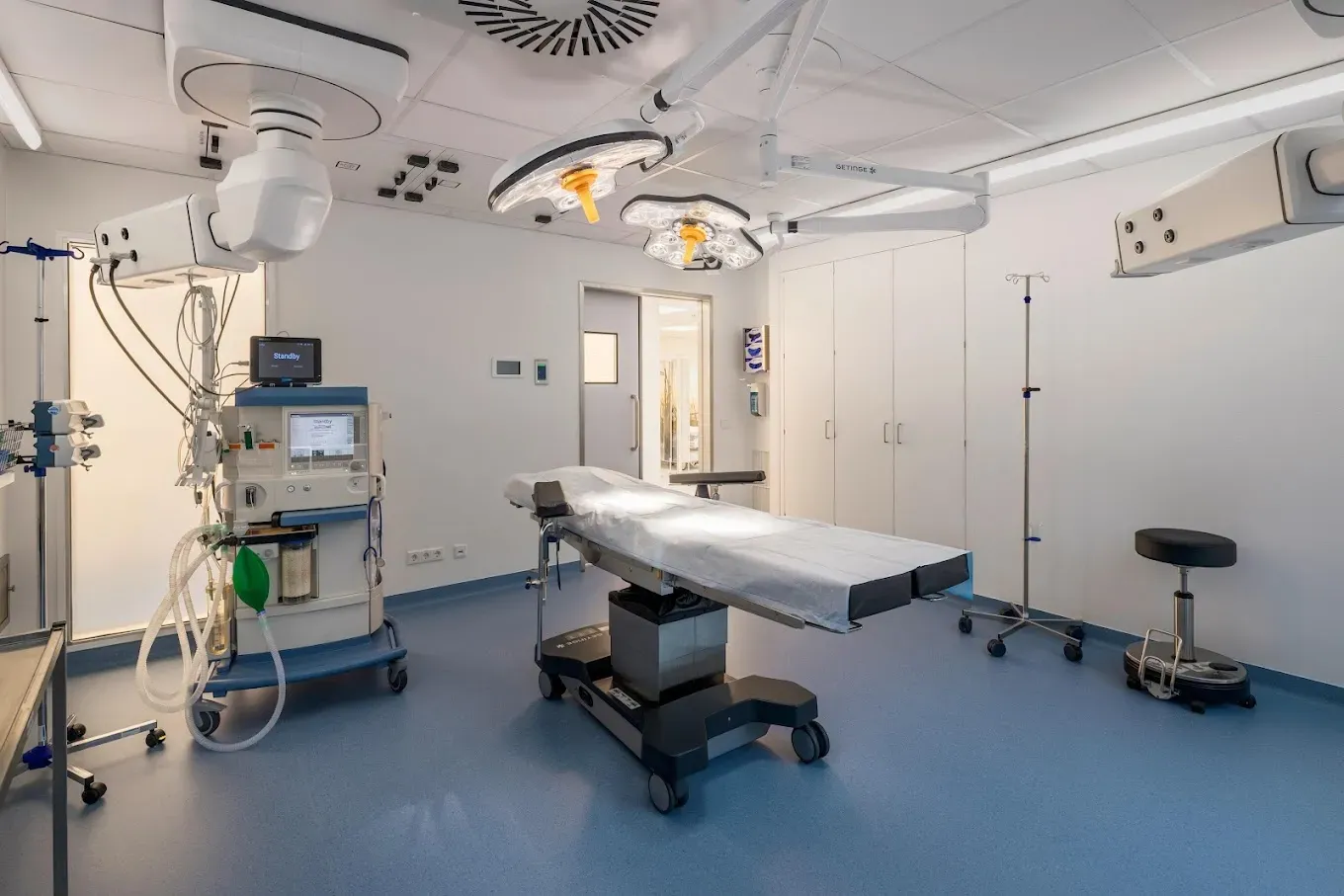 Operating theatre with operating table, lights and anaesthesia machine