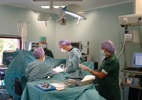 OP-Saal während eines Eingriffs, Team in OP-Kleidung