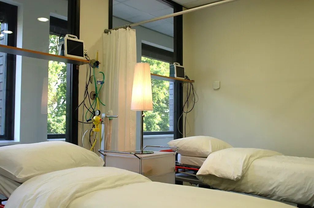Patientenzimmer mit zwei Betten und Blick ins Grüne