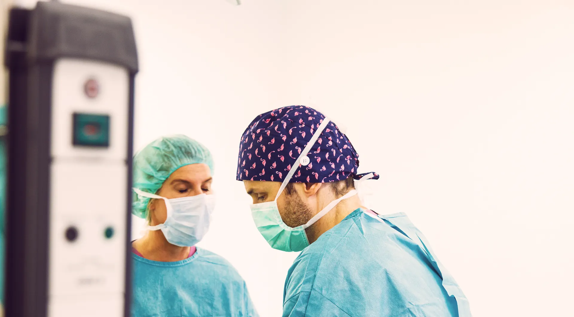 Chirurg und OP-Pflegekraft konzentriert bei der Arbeit