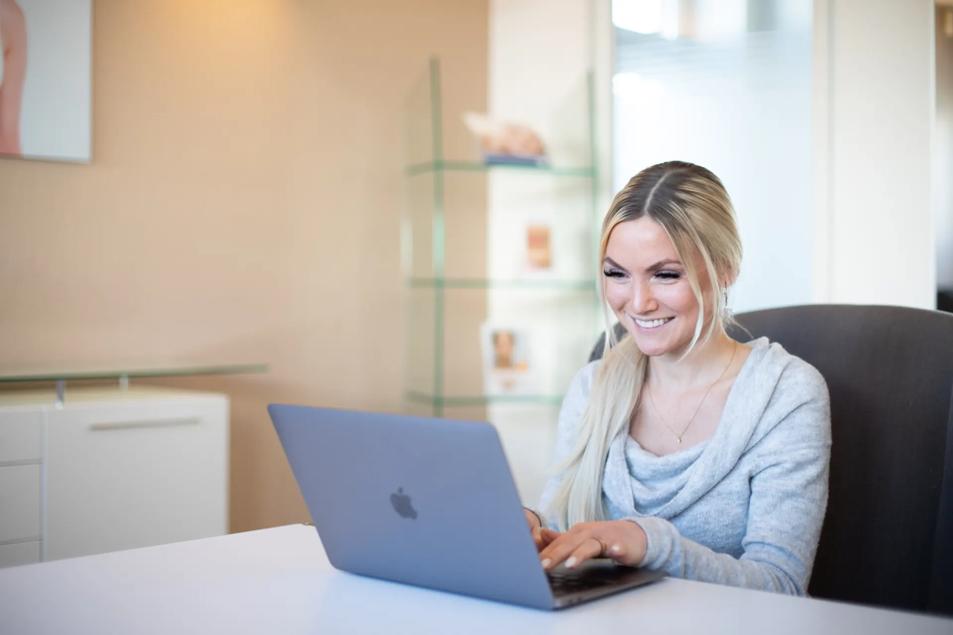 Patientenberaterin von Weight Doctors® am Laptop