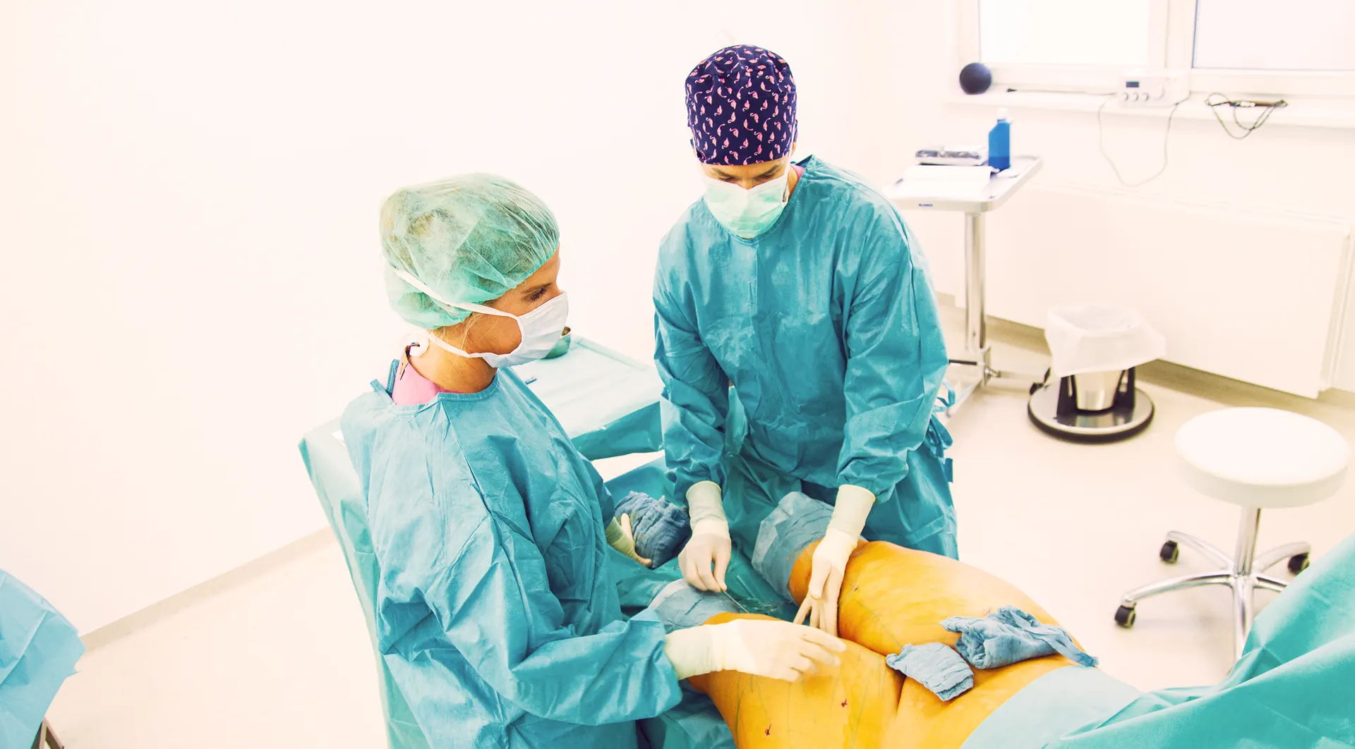 Chirurgin und Chirurg von Weight Doctors® bei einer Fettabsaugung