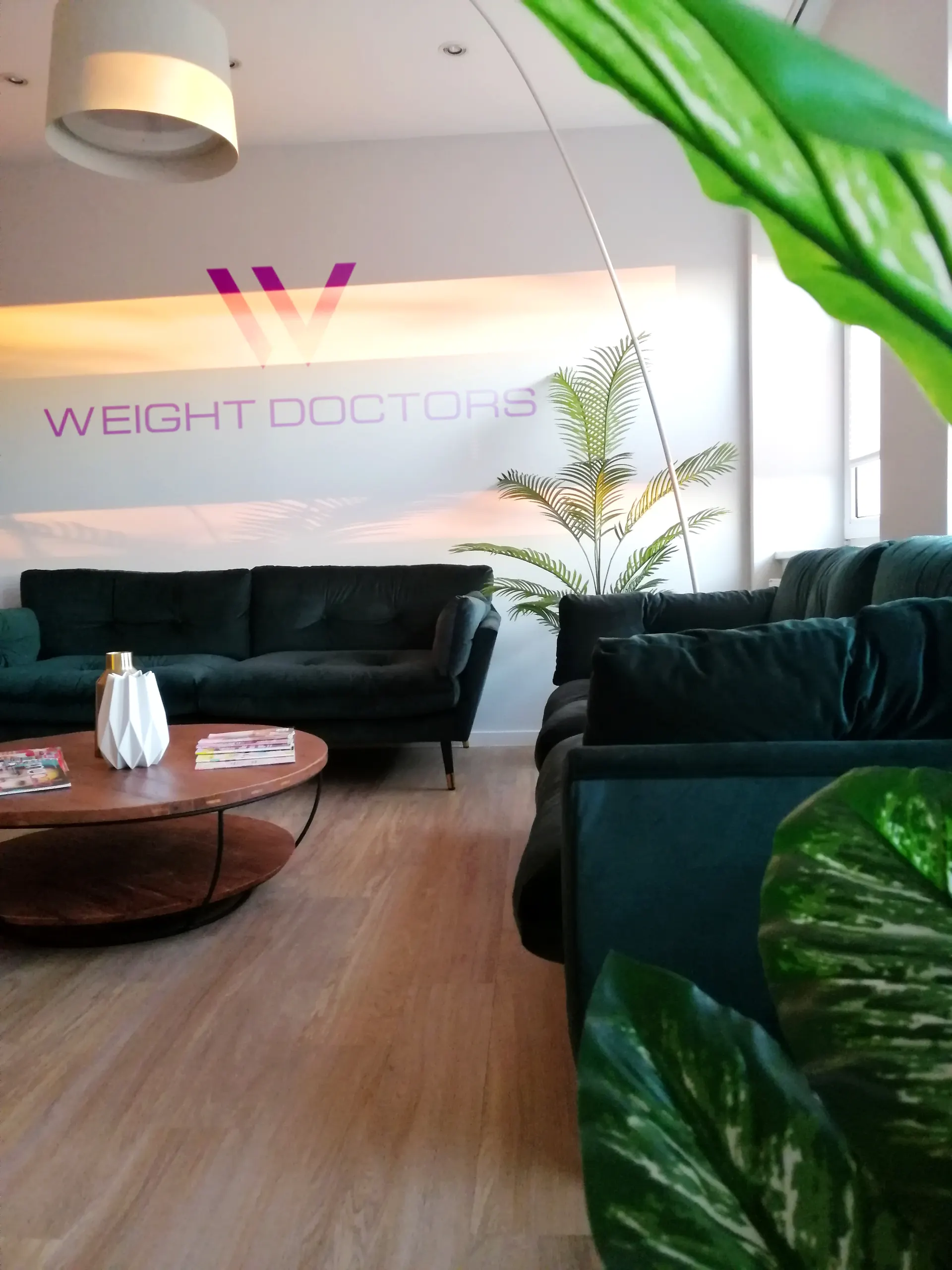 Lounge von Weight Doctors® mit Sofas und Pflanzen