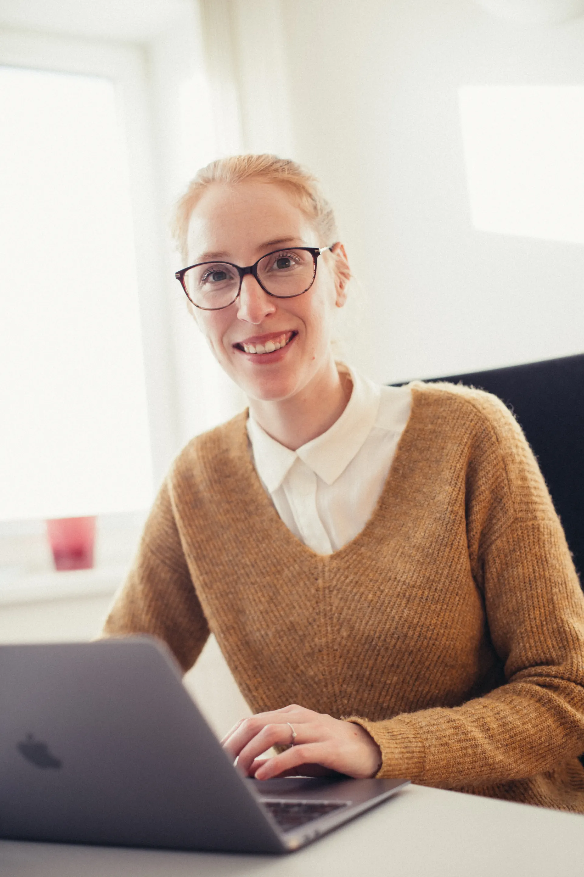 Mitarbeiterin von Weight Doctors® mit Laptop im Video-Gespräch