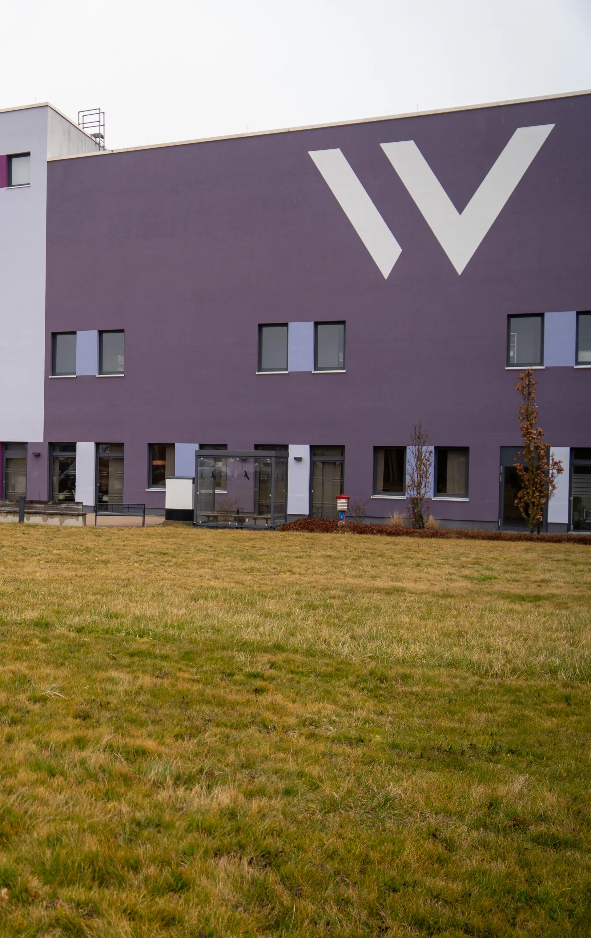 The Weight Doctors® Nationalklinik in Wertheim with the purple W on the façade