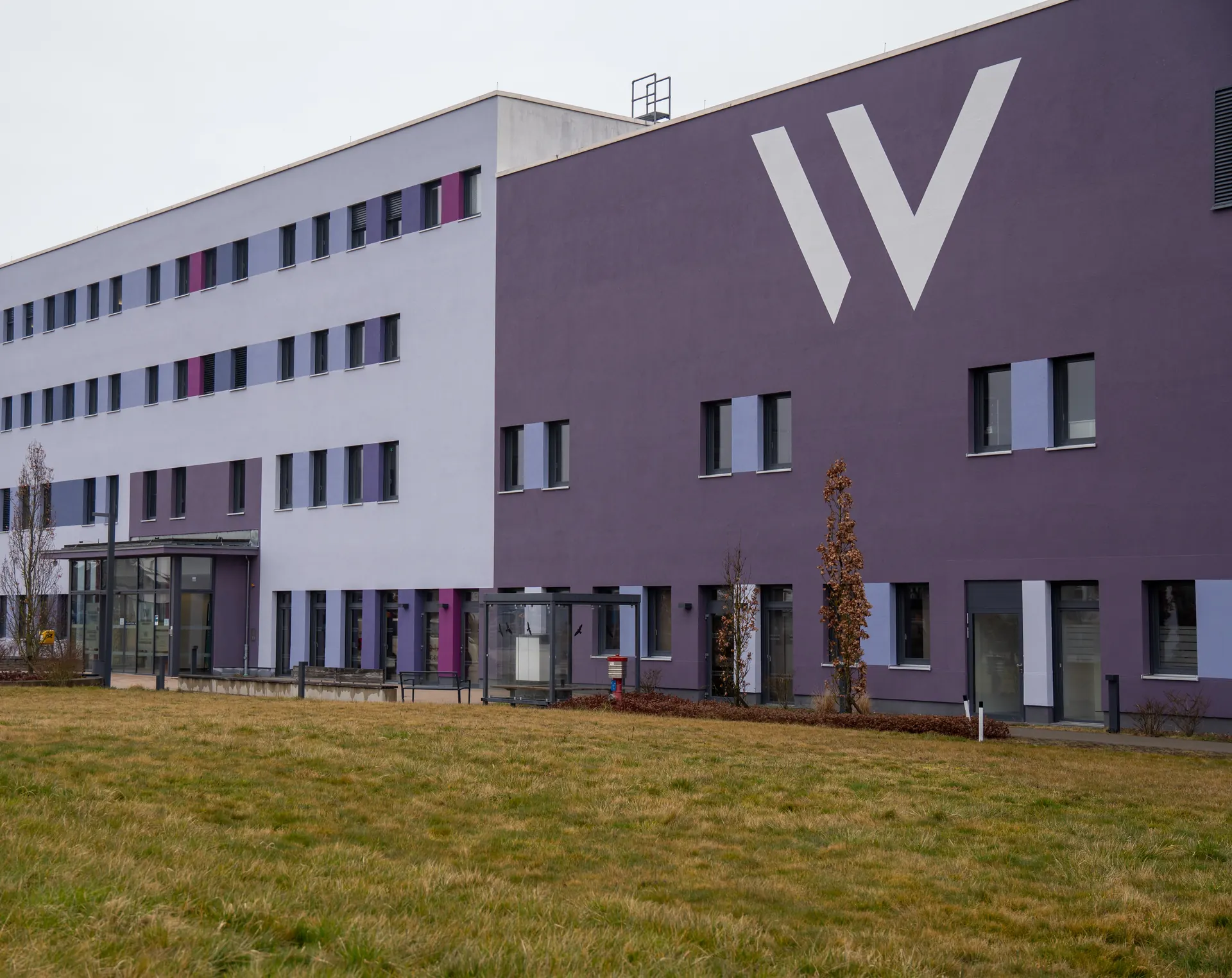 Die Weight Doctors® Nationalklinik in Wertheim mit dem lila W an der Fassade