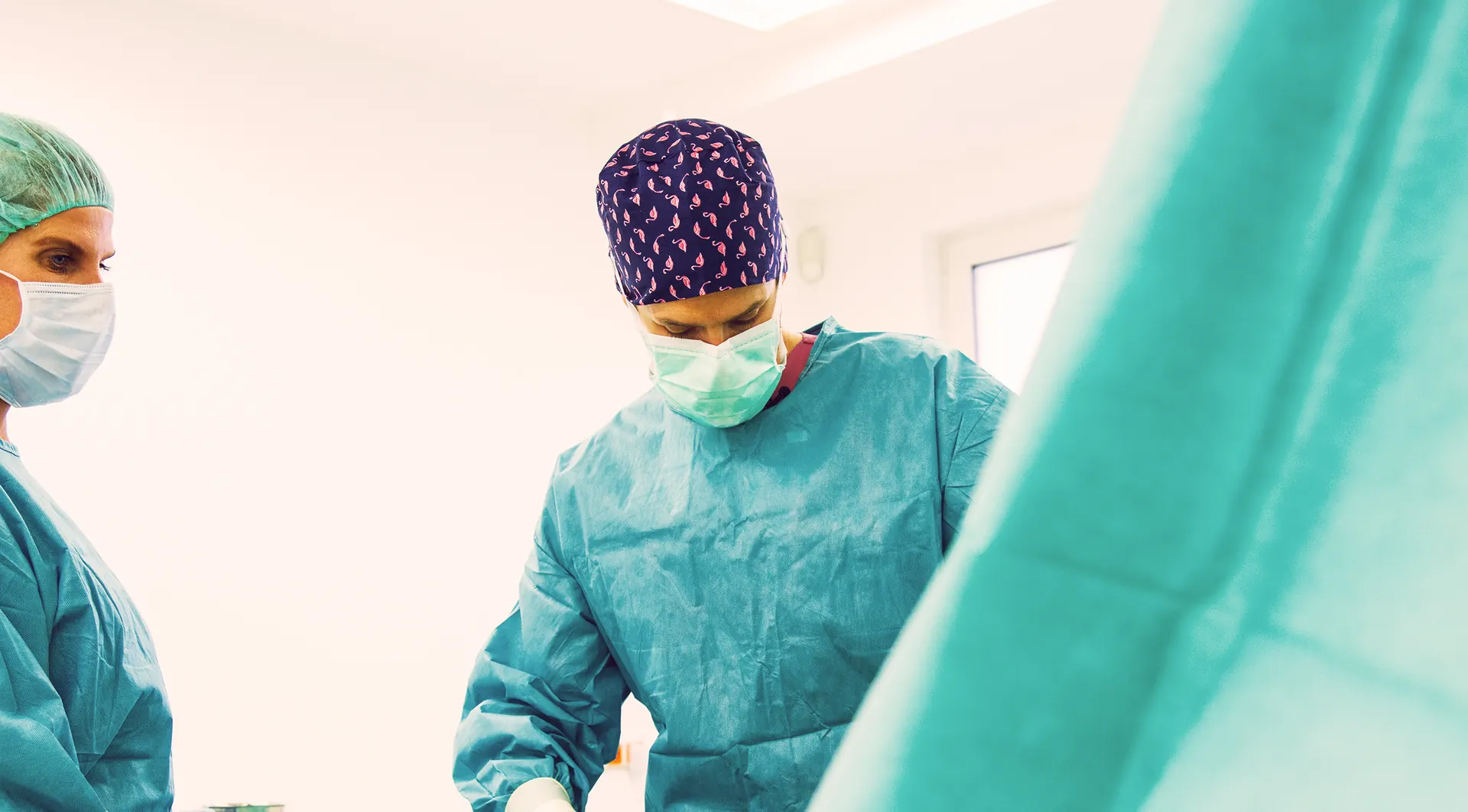 Chirurg und OP-Team bei einer Liposuktion