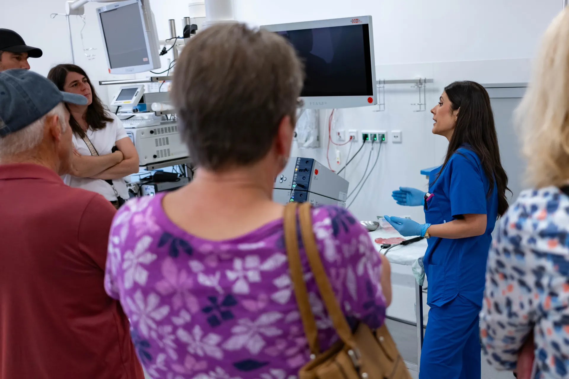 Hekim, ziyaretçilere Weight Doctors® Nationalklinik’in endoskopi odasını anlatıyor