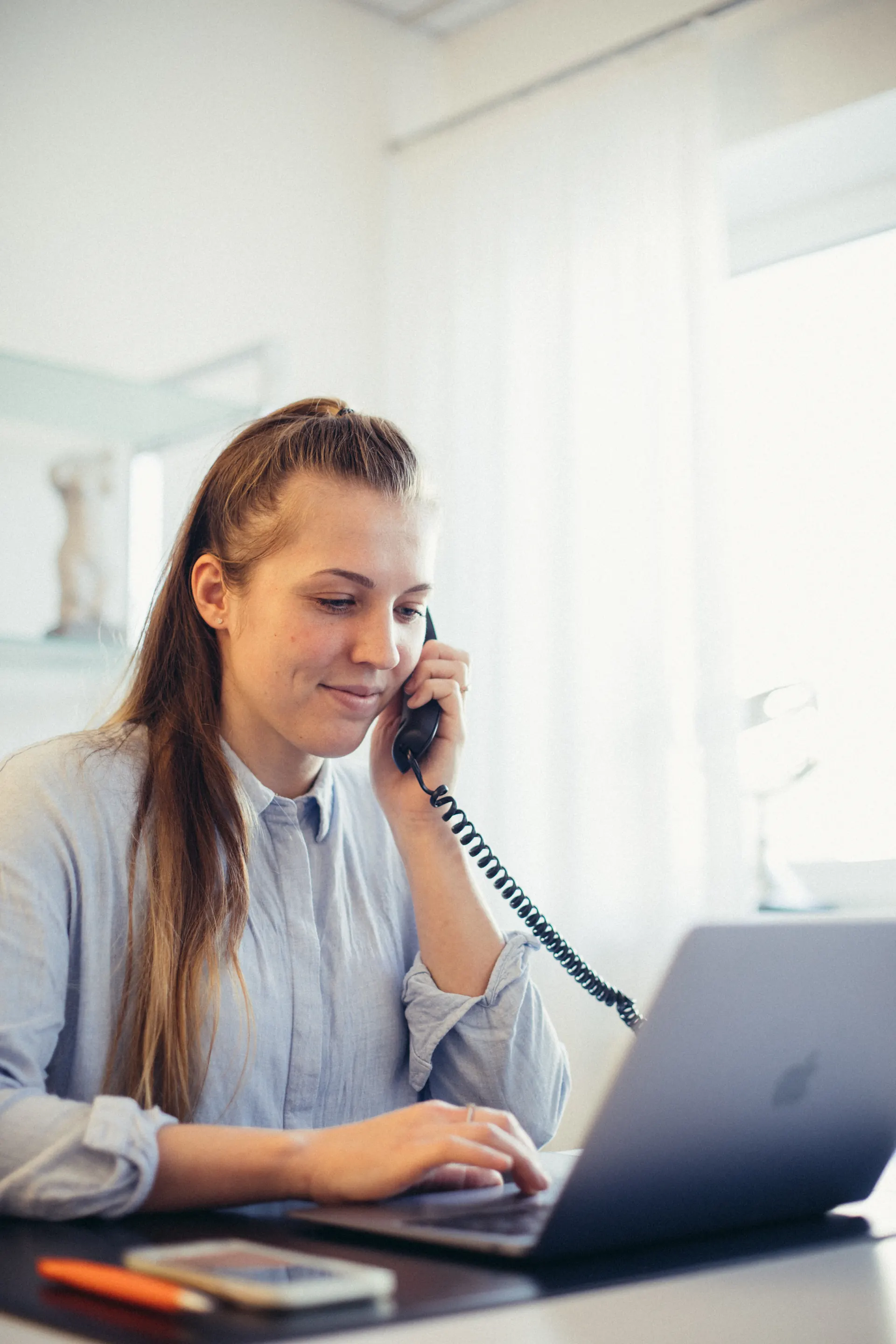 Conseillère patients de Weight Doctors® au téléphone