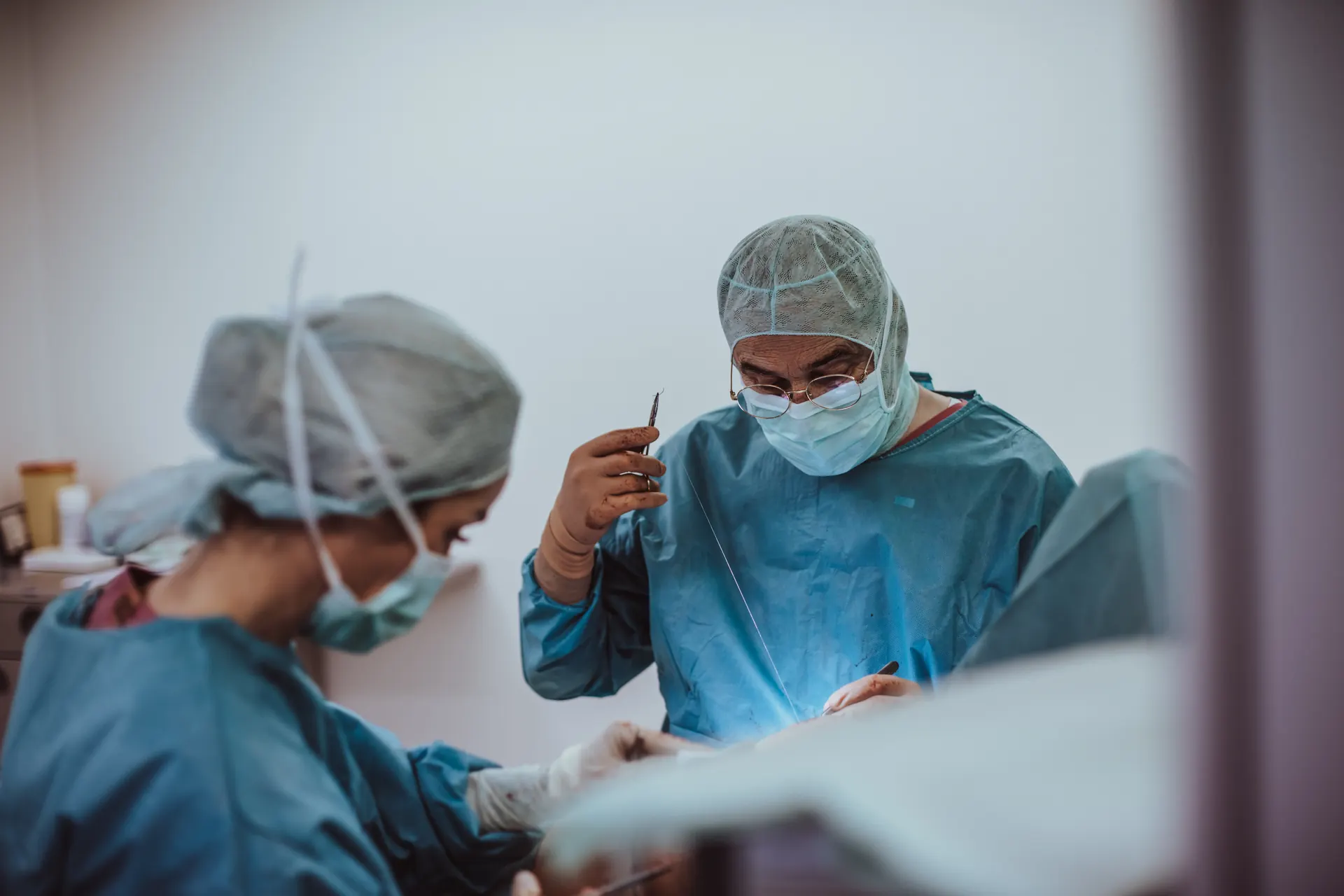 Deux chirurgiens de Weight Doctors® RESHAPE pendant une opération