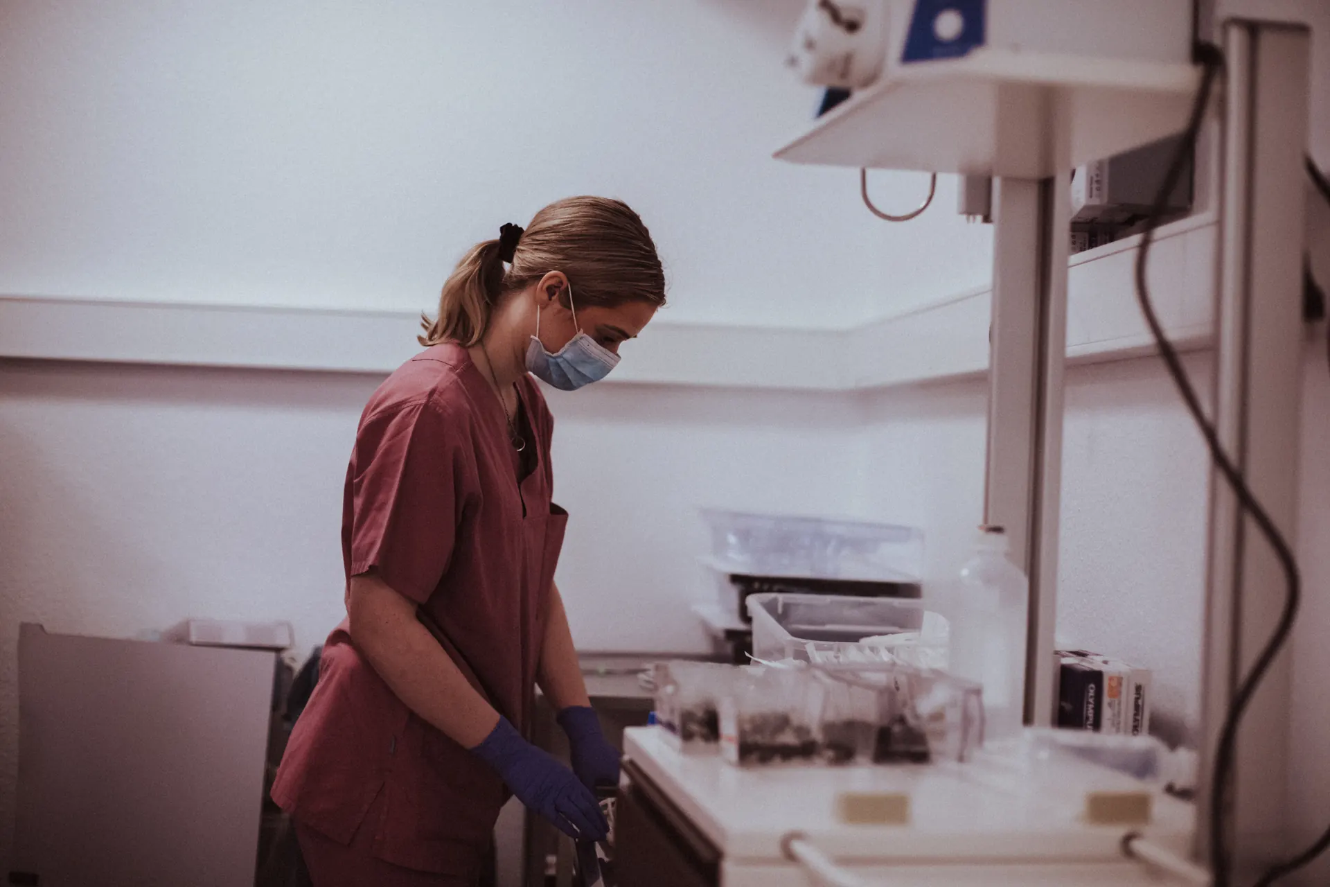 Una profesional de enfermería prepara el instrumental para la endoscopia
