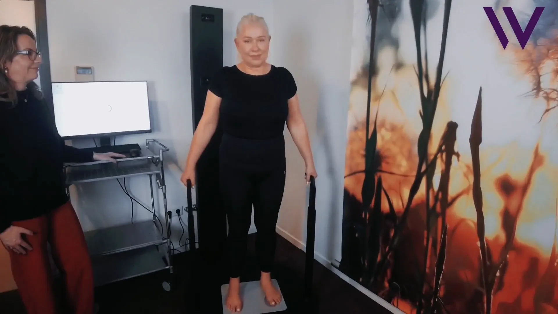 Patientin beim 3D-Bodyscan, daneben eine Mitarbeiterin am Bildschirm