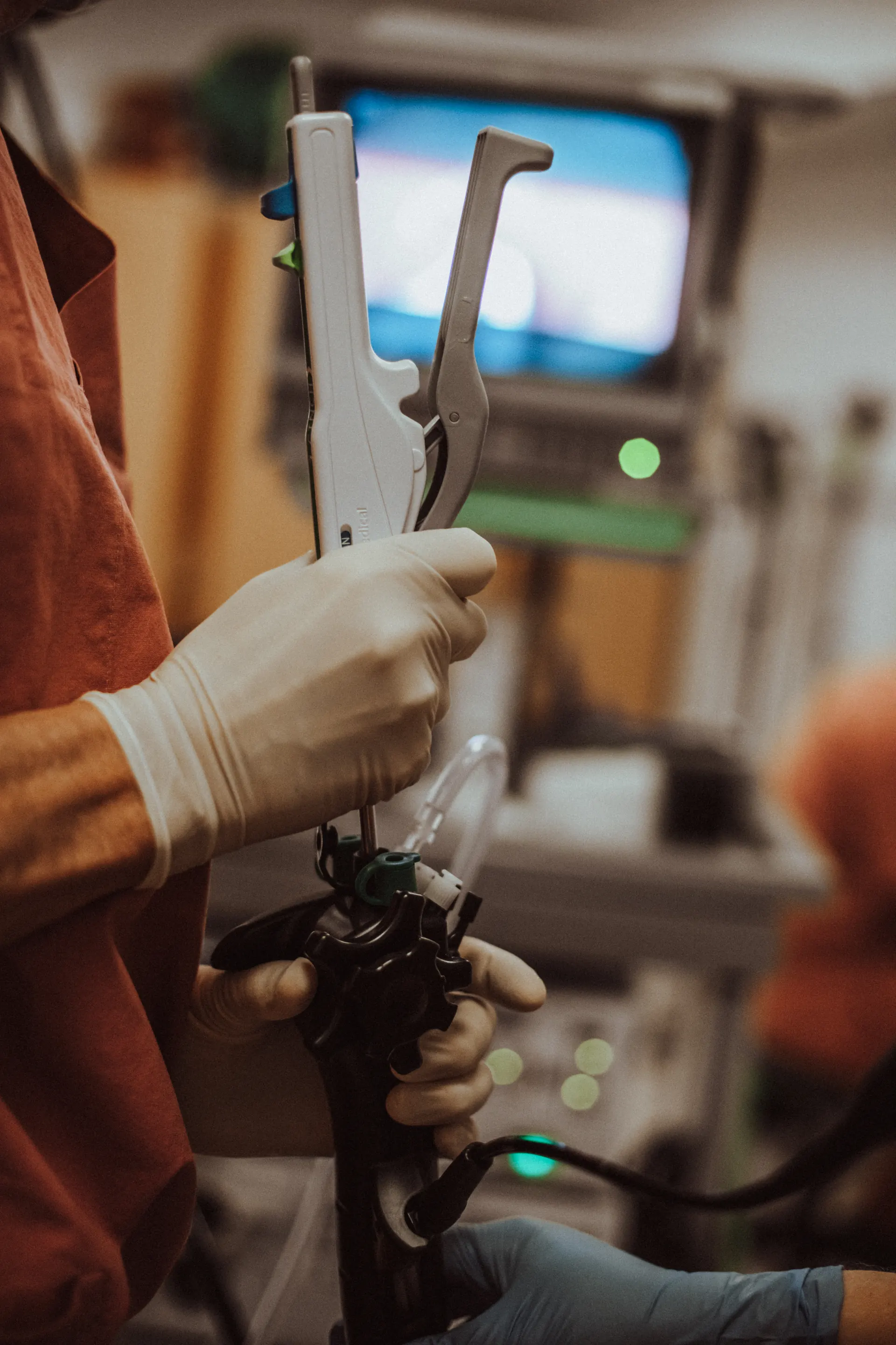 Endoskopisches Nahtinstrument in der Hand des Behandlers