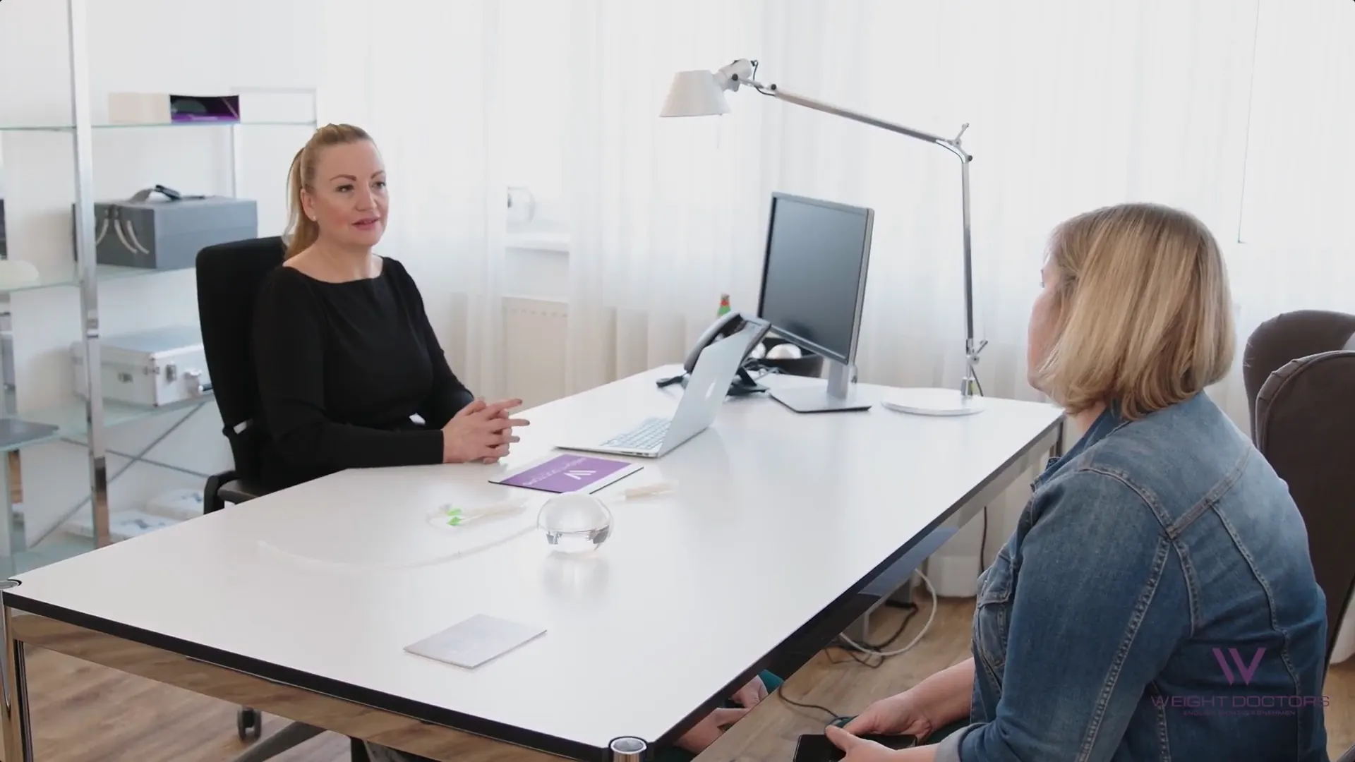 Beraterin von Weight Doctors® im Gespräch mit einer Patientin