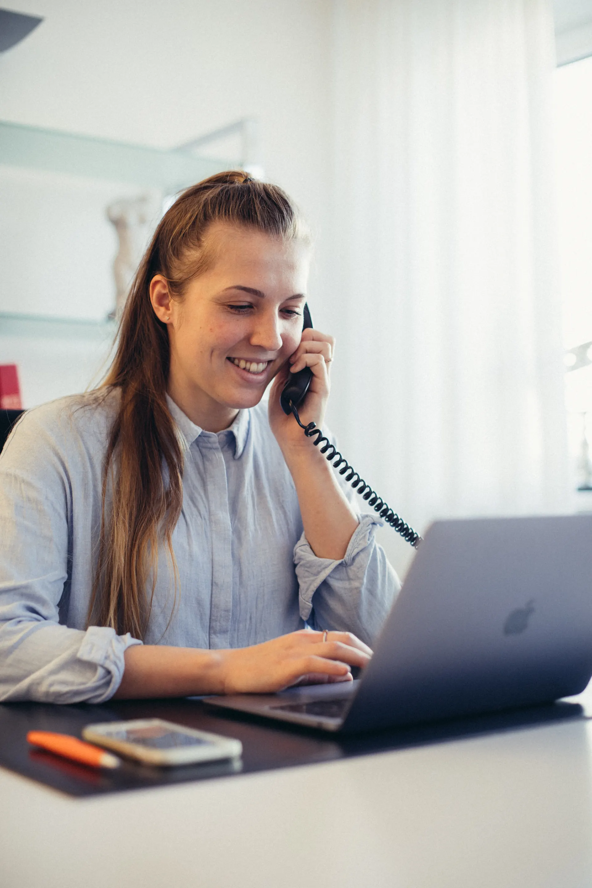Mitarbeiterin von Weight Doctors® am Telefon