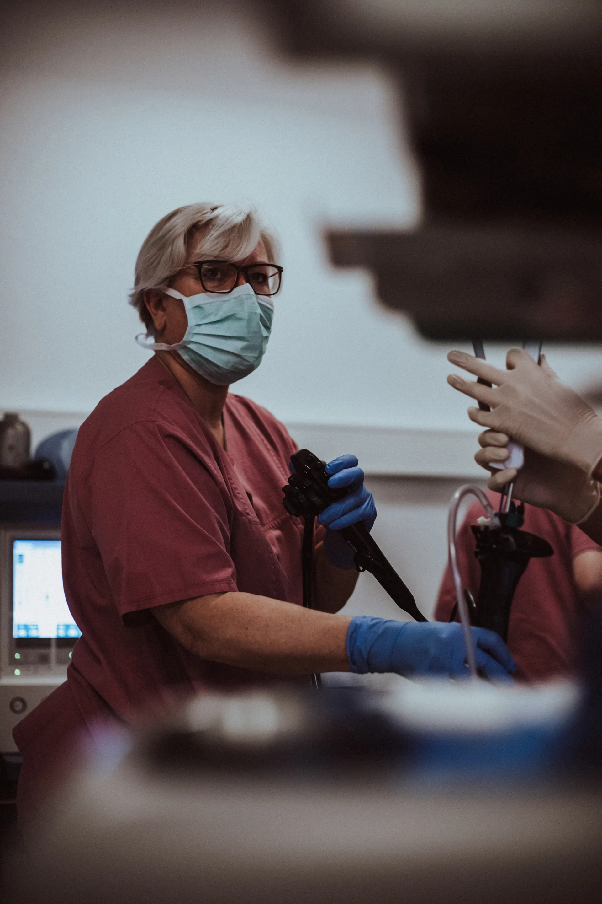 Fachärztin von Weight Doctors® mit dem Endoskop in der Hand