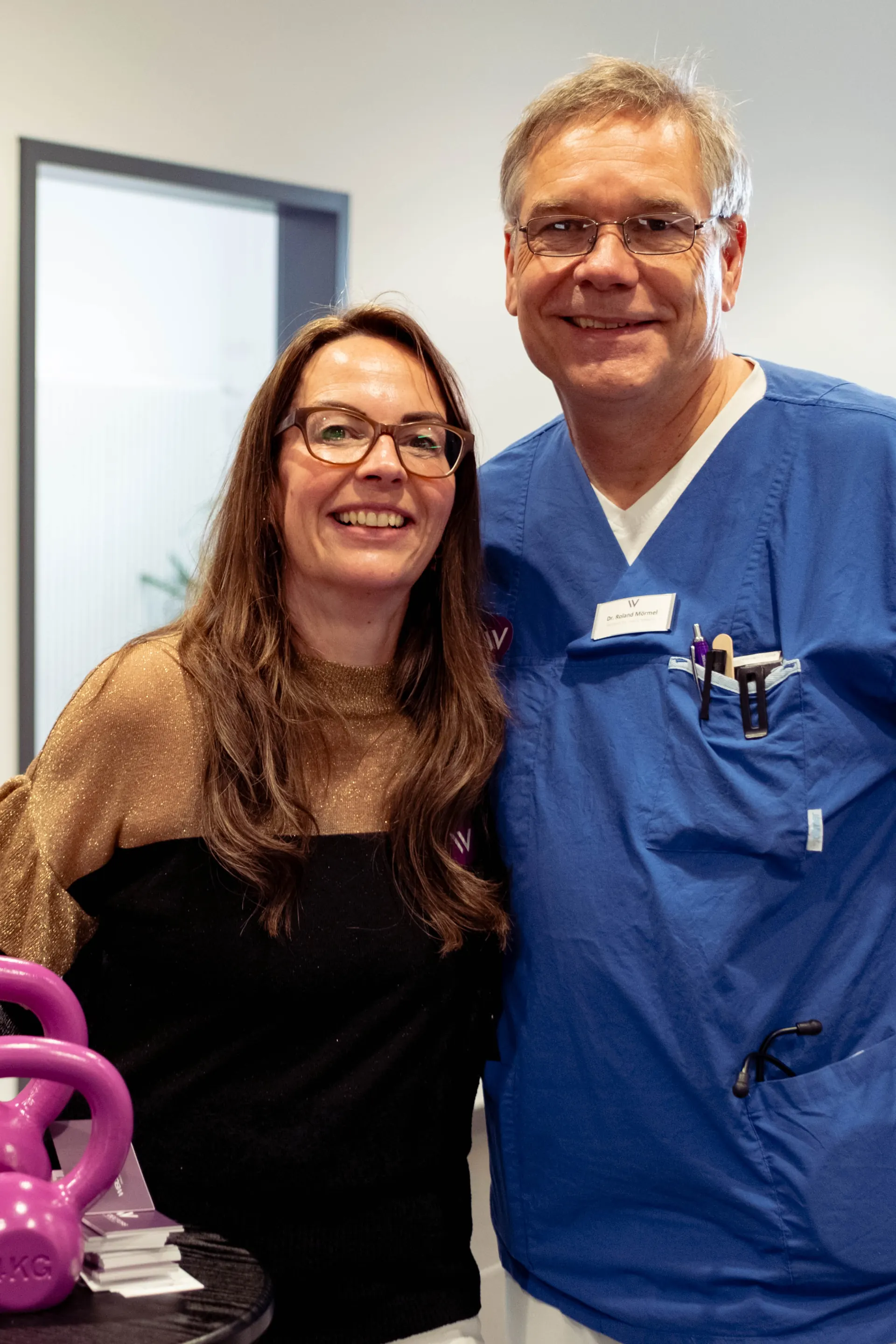 Facharzt von Weight Doctors® mit einer Besucherin am Tag der offenen Tür