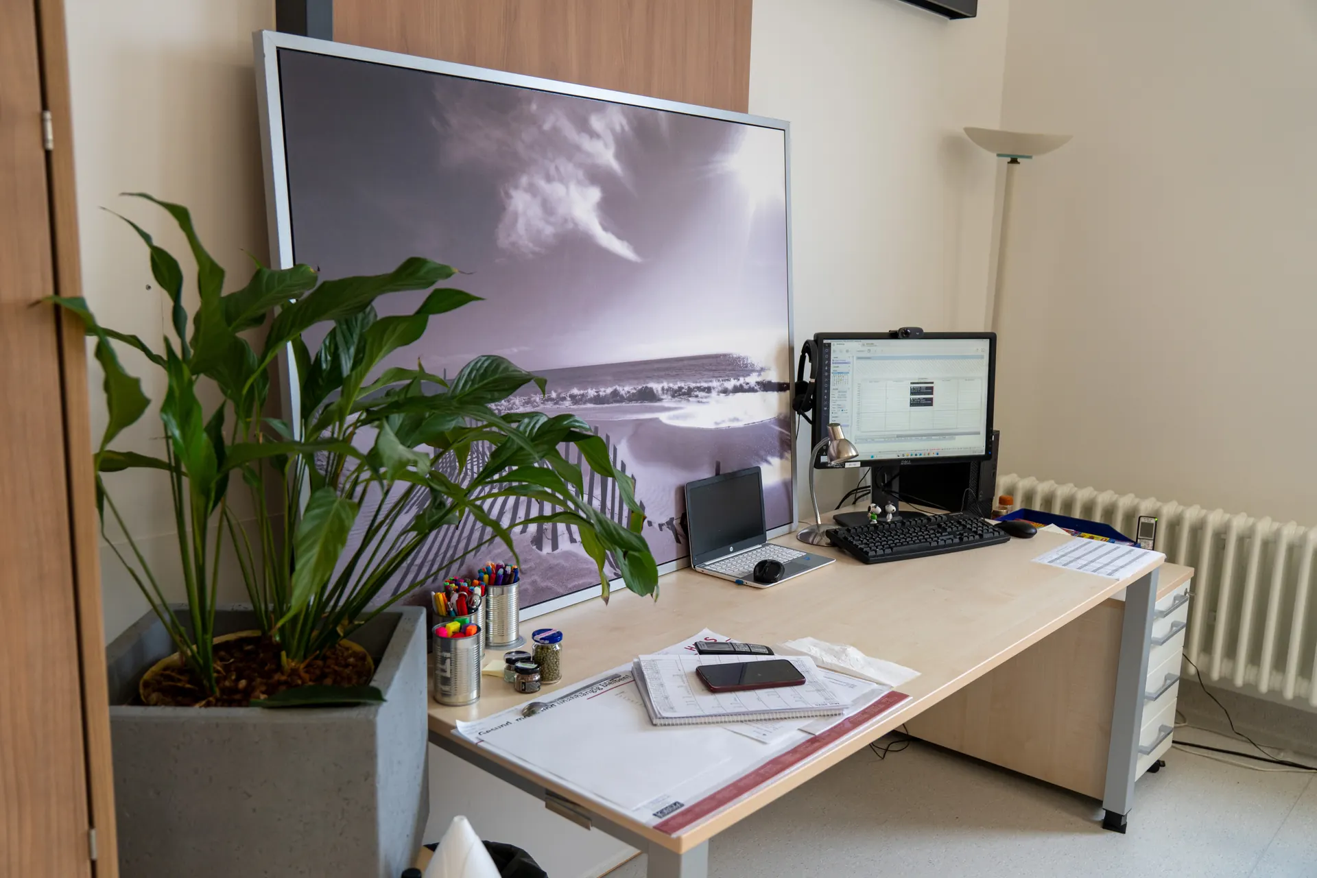Schreibtisch mit Unterlagen und Bildschirm im Arztzimmer der Weight Doctors® Nationalklinik