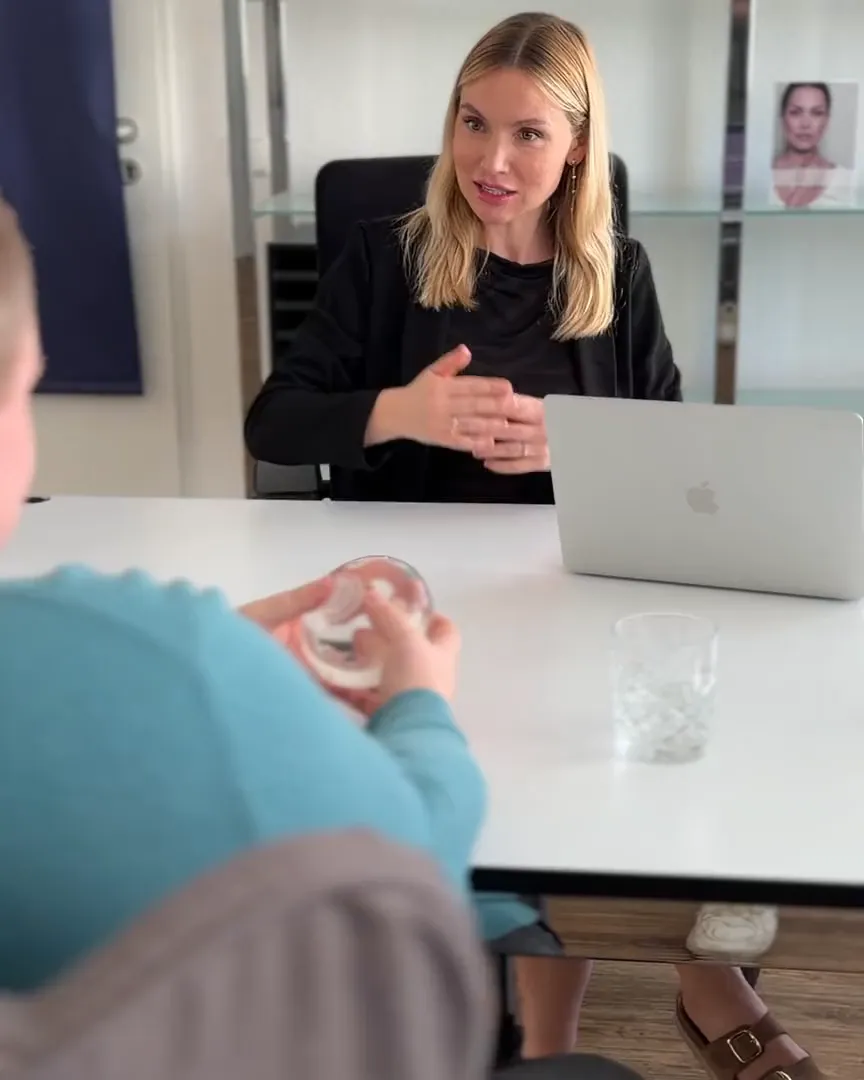 Beraterin von Weight Doctors® im Gespräch mit einem Patienten