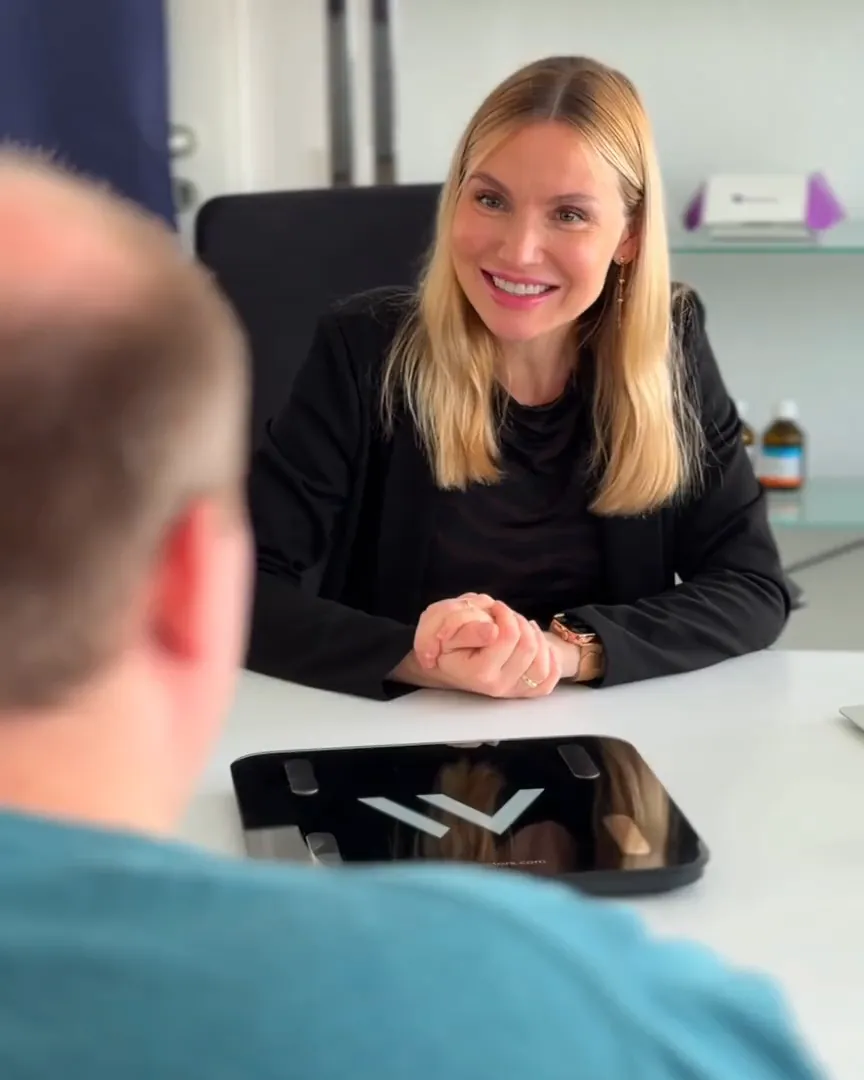 Beraterin von Weight Doctors® lacht im Beratungsgespräch