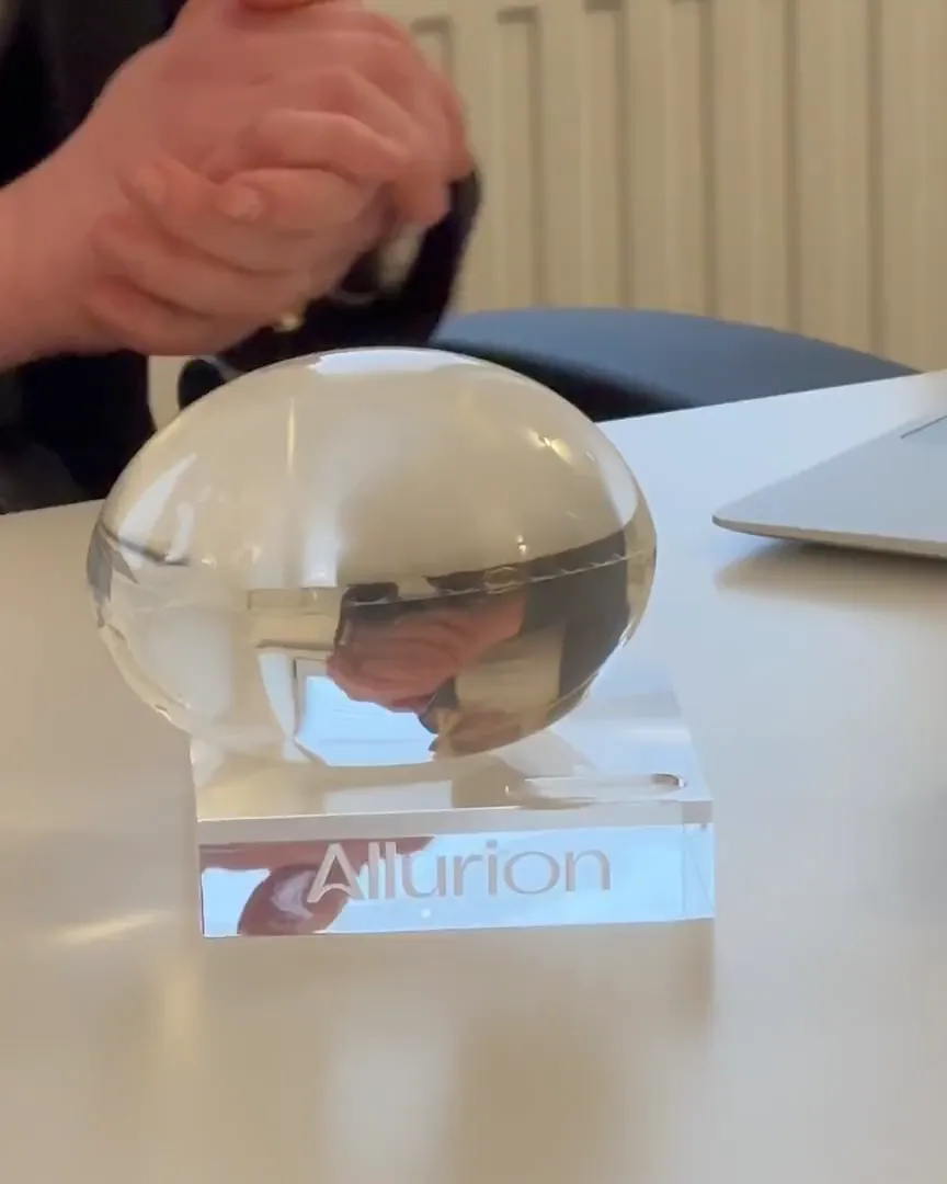 Gefüllter Magenballon im Glasblock auf dem Beratungstisch von Weight Doctors®