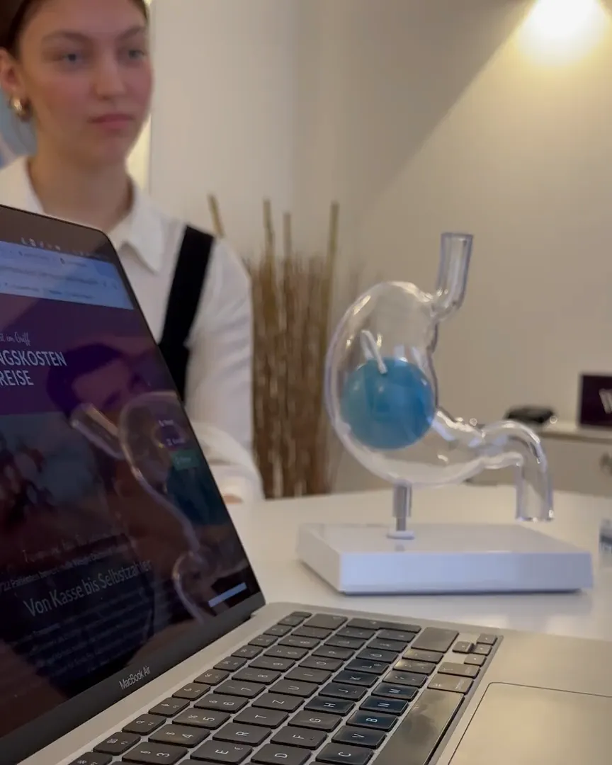 Beratungsgespräch bei Weight Doctors®, auf dem Tisch ein Magenballon